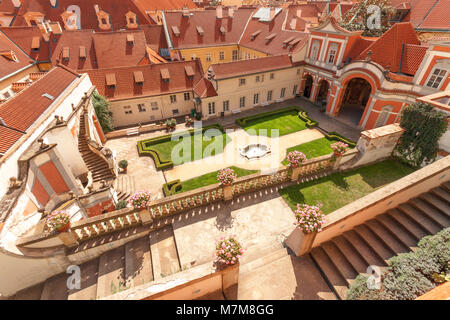 Jardin Ledeburg - Juillet 11 : vue d'ensemble sur la partie inférieure du jardin Ledeburg le 11 juillet 2017 à Prague, République tchèque. Avec une fontaine au milieu de c Banque D'Images