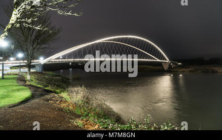 A récemment terminé un pont de passerelle permet aux piétons de s'aventurer sur la rivière à Riverfront Park Ville de Salem Banque D'Images