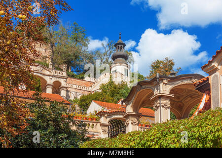 Prague - 11 juillet : Lookout terrasse avec pavillon arrondi sur le haut de la tour petite Furstenberg Garden, le dôme de chapelle du château dans la partie inférieure sur Juillet Banque D'Images