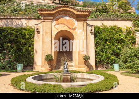 Petit jardin Palffy, Prague - 11 juillet : La deuxième terrasse avec fontaine ronde, fer à repasser, statuette de Triton avec tortue et grand portail sur l'arrière-plan sur Banque D'Images