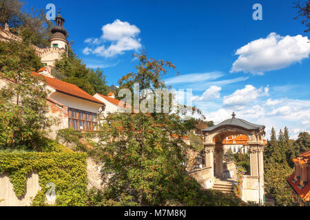 Prague - 11 juillet : Lookout terrasse avec pavillon arrondi sur le haut de la tour petite Furstenberg Garden, le dôme de chapelle du château dans la partie inférieure sur Juillet Banque D'Images