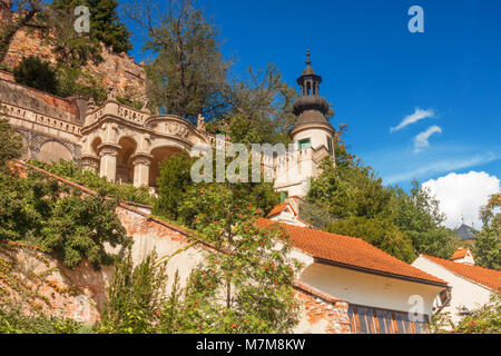 Prague - 11 juillet : Lookout terrasse avec pavillon arrondi sur le haut de la tour petite Furstenberg Garden, le dôme de chapelle du château dans la partie inférieure sur Juillet Banque D'Images