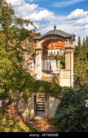 Petit jardin Furstenberg, Prague - 11 juillet : Gloriette avec double escalier dans la partie inférieure du petit jardin Furstenberg le 11 juillet 2017 à Prague, Cz Banque D'Images