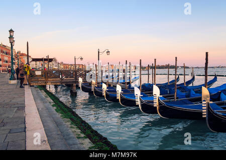 Rangée de gondoles stationnée sur la jetée de la ville sur le Grand Canal à Venise, Italy-Europe Banque D'Images