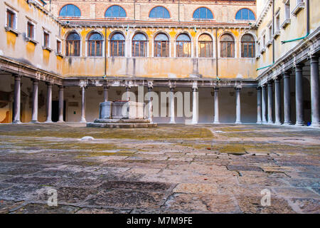 Intérieur sur l'ancienne maison de brique avec des colonnes à Venise, Italie Banque D'Images