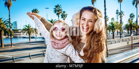 À Barcelone pour un hiver parfait. heureux voyageurs branchés la mère et l'enfant sur le quai de Barcelone, Espagne s'amusant temps Banque D'Images