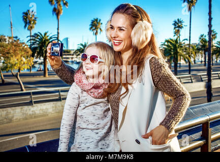 À Barcelone pour un hiver parfait. jeune mère et l'enfant du voyage à Barcelone, Espagne photo prise avec appareil photo numérique Banque D'Images