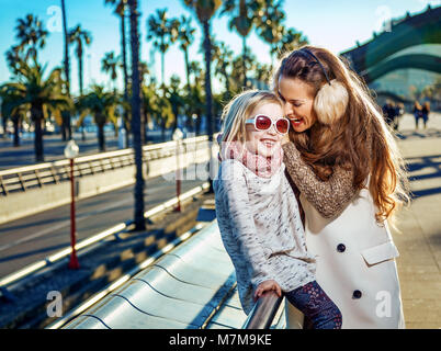 À Barcelone pour un hiver parfait. smiling mother and daughter moderne à Barcelone, Espagne les voyageurs ayant du plaisir Banque D'Images