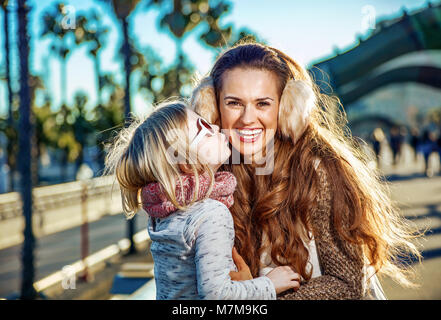 À Barcelone pour un hiver parfait. jeune mère et l'enfant les touristes à Barcelone, Espagne Les baisers Banque D'Images