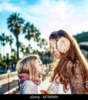 À Barcelone pour un hiver parfait. smiling modern mother and daughter touristes sur le quai à Barcelone, Espagne regarder Banque D'Images