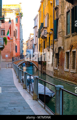 Venise typique de l'eau étroit canal et de vieux bâtiments colorés traditionnels. L'Italie, l'Europe. Banque D'Images