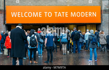 Londres, Royaume-Uni - 10 mars 2018 : Entrée de la Tate Modern, un musée d'art moderne à la rive sud de Londres Banque D'Images