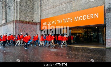 Londres, Royaume-Uni - 10 mars 2018 : groupe scolaire en uniforme entre le Tate Modern, un musée d'art moderne à la rive sud de Londres Banque D'Images
