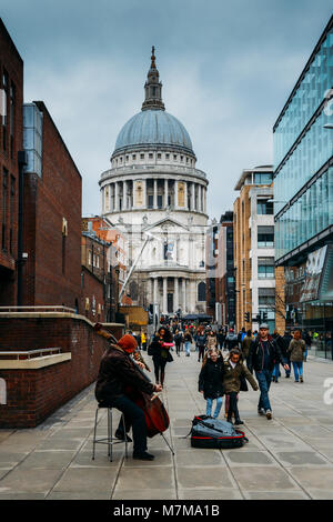 Londres, Royaume-Uni - 10 mars 2018 : Encore de street performer joue un violoncelle à l'envers avec vue sur la Cathédrale St Paul à Londres, Angleterre, RU Banque D'Images