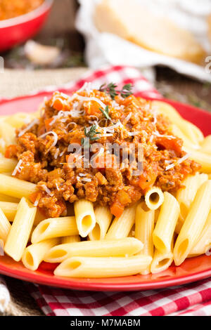 Les pâtes à la bolognaise. Pâtes servis avec une sauce de viande de boeuf haché, tomate, oignon, carotte et le thym. La cuisine traditionnelle italienne Banque D'Images