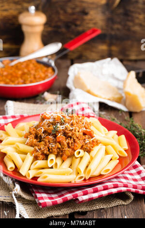 Les pâtes à la bolognaise. Pâtes servis avec une sauce de viande de boeuf haché, tomate, oignon, carotte et le thym. La cuisine traditionnelle italienne Banque D'Images