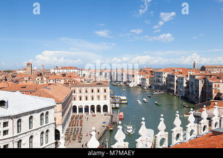 Vue aérienne du Grand Canal et de Campo Erberia, San Polo, Venise, Vénétie, Italie à partir de la terrasse sur le toit de T Fondaco dei Tedeschi à San Marco Banque D'Images