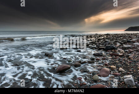 Une explosion de couleurs comme le coucher de soleil sur St Bees lighting up the shore Banque D'Images