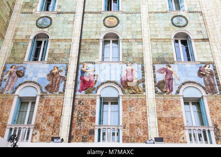 Bas-relief Art Nouveau des figures féminines et majolique tuiles polychromes sur l'Ausonia Palace Hotel, ou Grande Albergo Ausonia Hungaria et Lido, Venise, Banque D'Images