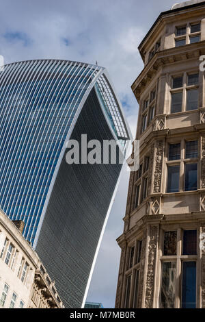 Le talkie walkie immeuble de bureaux dans le square mile ou la City de Londres next toan âgées historique immeuble de bureaux traditionnels. la craie et le fromage. Banque D'Images