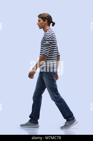 Vue de côté.young man va de l'avant. Banque D'Images