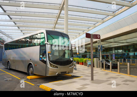 Bus sur un parking à l'aéroport. Singapour Banque D'Images