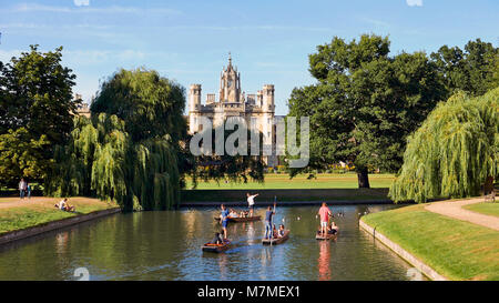 Barques à travers jardins de Trinity et St John's College de Cambridge en été Banque D'Images