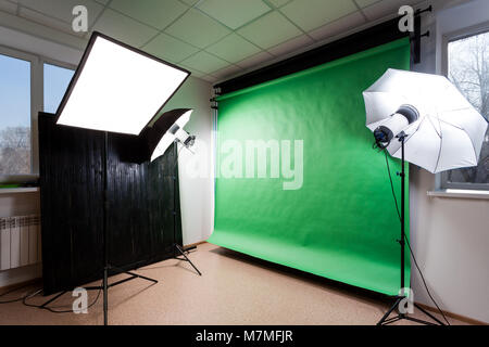 Photostudio avec équipement du studio : noir, vert, fond blanc pour la photographie, studio clignote, déflecteurs, Octoboxes Banque D'Images