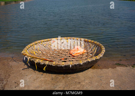 Bateau traditionnel indien ronde, coracle près de la rivière Tungabhadra, Hampi, Karnataka, Inde. Banque D'Images