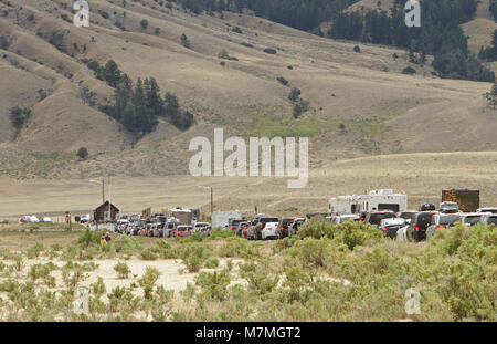 En juillet, entrée nord de véhicules n'attendent pour entrer dans l'entrée nord de Yellowstone ; Banque D'Images