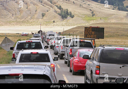 En juillet, entrée nord de véhicules n'attendent pour entrer dans l'entrée nord de Yellowstone ; Banque D'Images