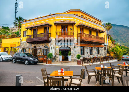 Garachico, Tenerife, Espagne, Juin 08, 2015 : : restaurant à l'angle près de Garachico, Tenerife, Canaries, Espagne Banque D'Images