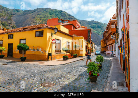 Garachico, Tenerife, Espagne, Juin 08, 2015 : bâtiments colorés dans les rues de Garachico, Tenerife, Canaries, Espagne Banque D'Images