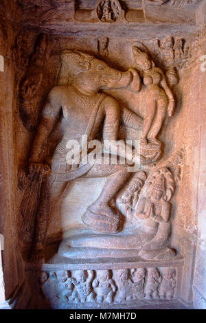 2 : la grotte de Varaha avatara sanglier incarnation du Seigneur Vishnu, grottes de Badami, Karnataka, Inde Banque D'Images