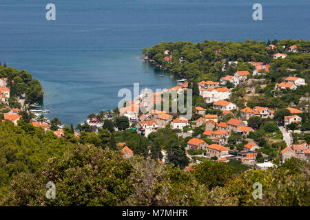 Maisons en pierre typiques de la méditerranée à Supetar sur l'île de Brac en Croatie Banque D'Images