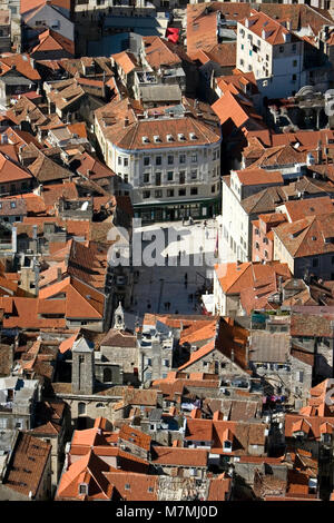 Ville de Split (Croatie), vue aérienne de la partie ancienne de la ville et de la place des peuples Banque D'Images