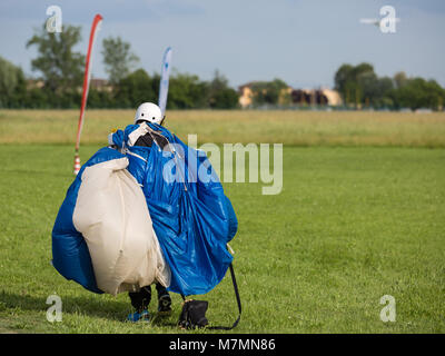 Avec le parachute parachutiste épaules revenant à Base-Point après lancement. Banque D'Images