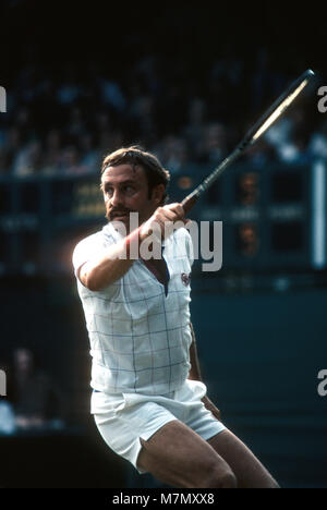 John Newcombe fait suite à un revers au cours de match sur le court numéro un à Wimbledon en 1979 Banque D'Images