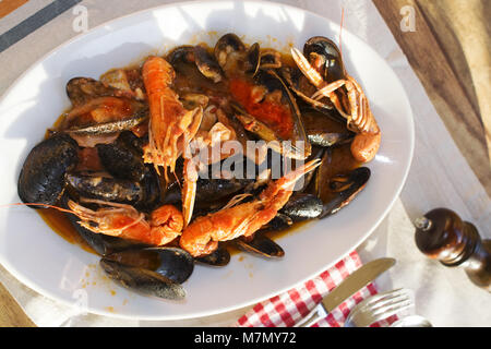 Soupe de fruits de mer dans la bouille de tomate avec des moules et des crustacés Banque D'Images