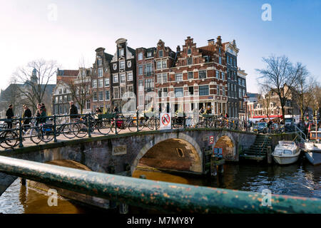 Se penchant sur le bord du canal Brouwersgracht / Prinsengracht, Amsterdam, Pays-Bas Banque D'Images