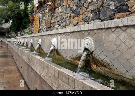 Fontaines en ligne à Spili village, l'île de Crète, Grèce Banque D'Images