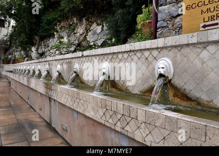 Fontaines en ligne à Spili village, l'île de Crète, Grèce Banque D'Images