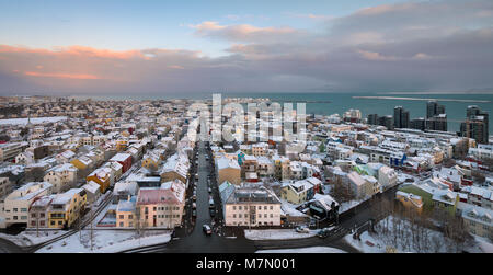 Le centre de Reykjavik à partir de la tour de l'église Hallgrimskirkja à Reykjavik, Islande Banque D'Images