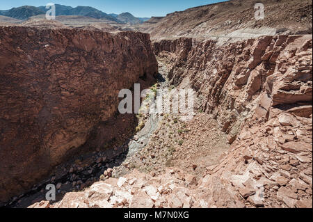 Petit canyon vers la vallée arc-en-ciel (Valle Arcoiris), dans le désert d'Atacama au Chili Banque D'Images