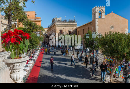 Vue sur le Corso Umberto et de la Piazza XI Avril, à Taormina, Sicile, Italie. Sur la droite, l'ex-église de Sant-Agostino, maintenant une bibliothèque publique. Banque D'Images