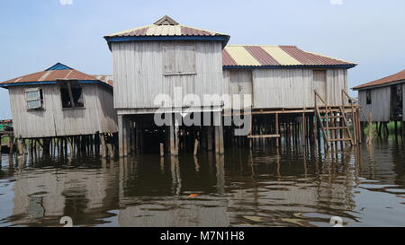 Close up de maisons sur pilotis au village sur le Lac Nokoué Ganvie au Bénin, Afrique de l'Ouest Banque D'Images
