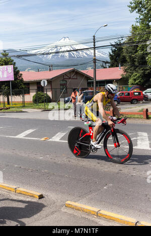 Les athlètes sur leurs vélos en passant par une ville au cours de l'Ironman 70.3 Pucon 2018 Banque D'Images