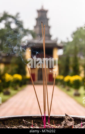 L'encens brûle dans une urne d'honneur ancesters à Chùa Thiên Mụ (Pagode de la Dame Céleste, appelée aussi la pagode Linh Mụ) , Huế, Vietnam. Banque D'Images