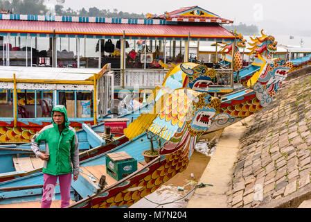 Les bateaux-dragons qui peuvent être loués par des touristes sur la rive de la rivière des Parfums, Hue, Vietnam Banque D'Images