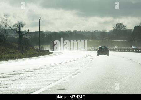 Et l'éblouissement de pulvérisation après la pluie sur l'autoroute M5 southbound en Angleterre UK GB 4 mars 2018 après la tempête Emma. Banque D'Images